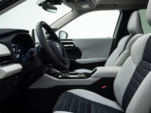 Used 2025 Mitsubishi Outlander SE image 9