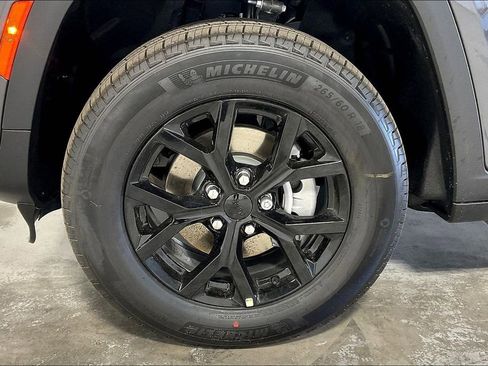 New 2025 Jeep Grand Cherokee Altitude image 38