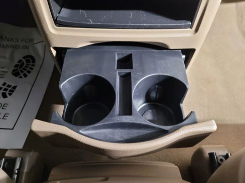 Used 2016 Chrysler Town & Country Touring image 29