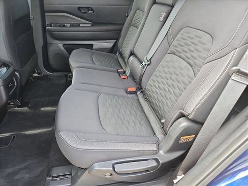 Used 2025 Nissan Pathfinder SV image 18