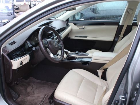 Used 2018 Lexus ES 350 w/ Accessory Package image 9