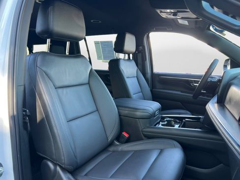 Used 2025 Chevrolet Suburban LT w/ Comfort Package RWD image 9