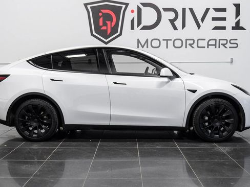 Used 2022 Tesla Model Y Long Range image 11