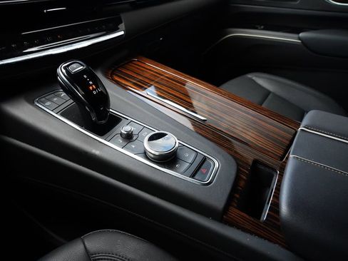 Used 2024 Cadillac Escalade ESV Luxury image 5