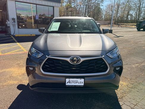 Used 2024 Toyota Highlander LE image 3