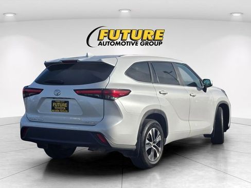 Used 2023 Toyota Highlander XLE image 5
