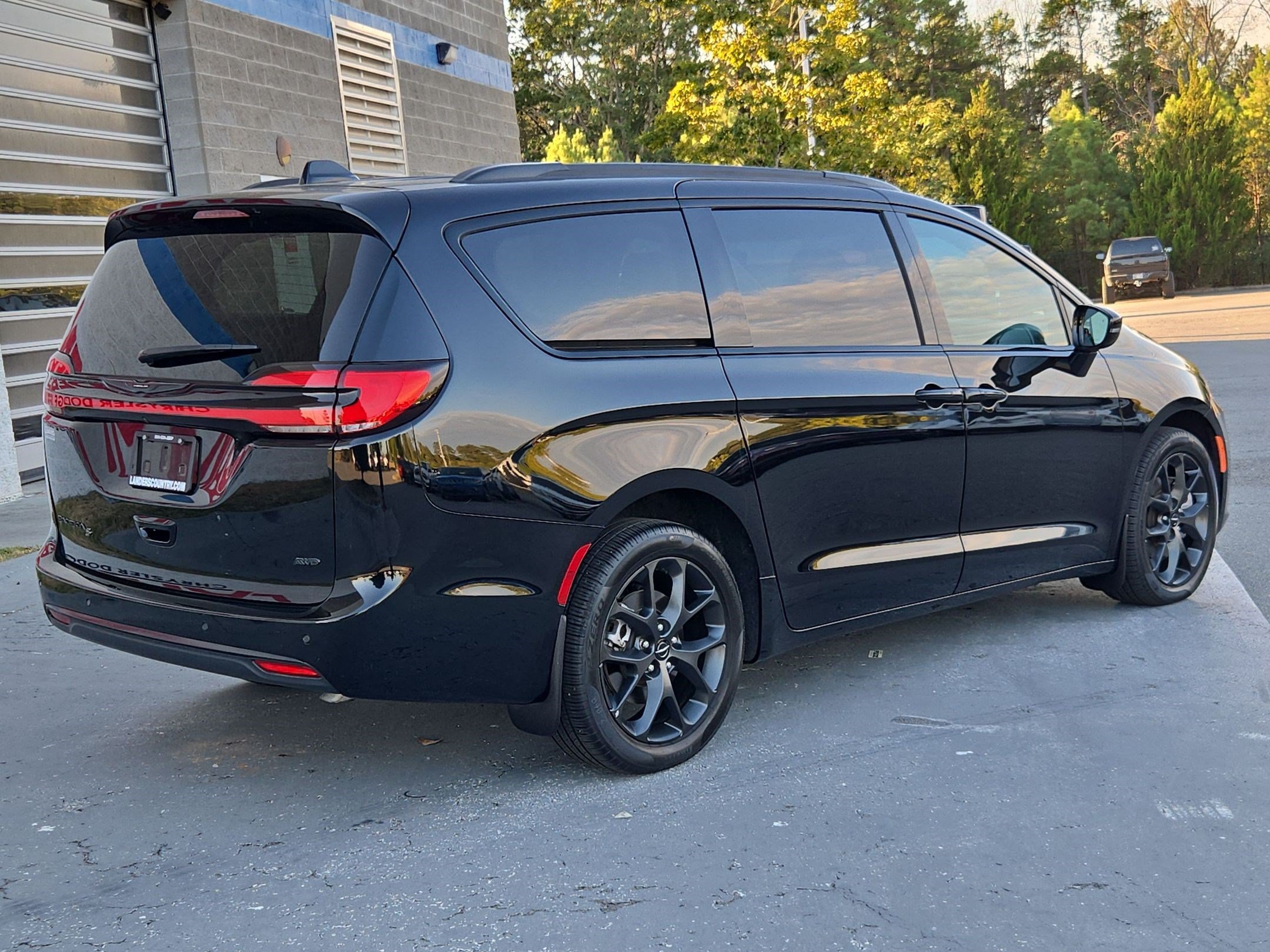 Used 2024 Chrysler Pacifica Touring-L w/ S Appearance Package AWD/4WD image 7