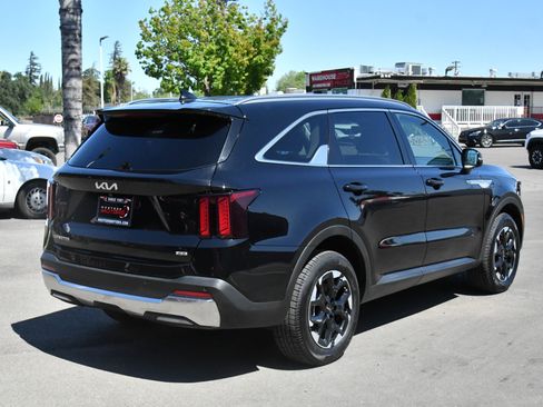 Used 2024 Kia Sorento S image 8