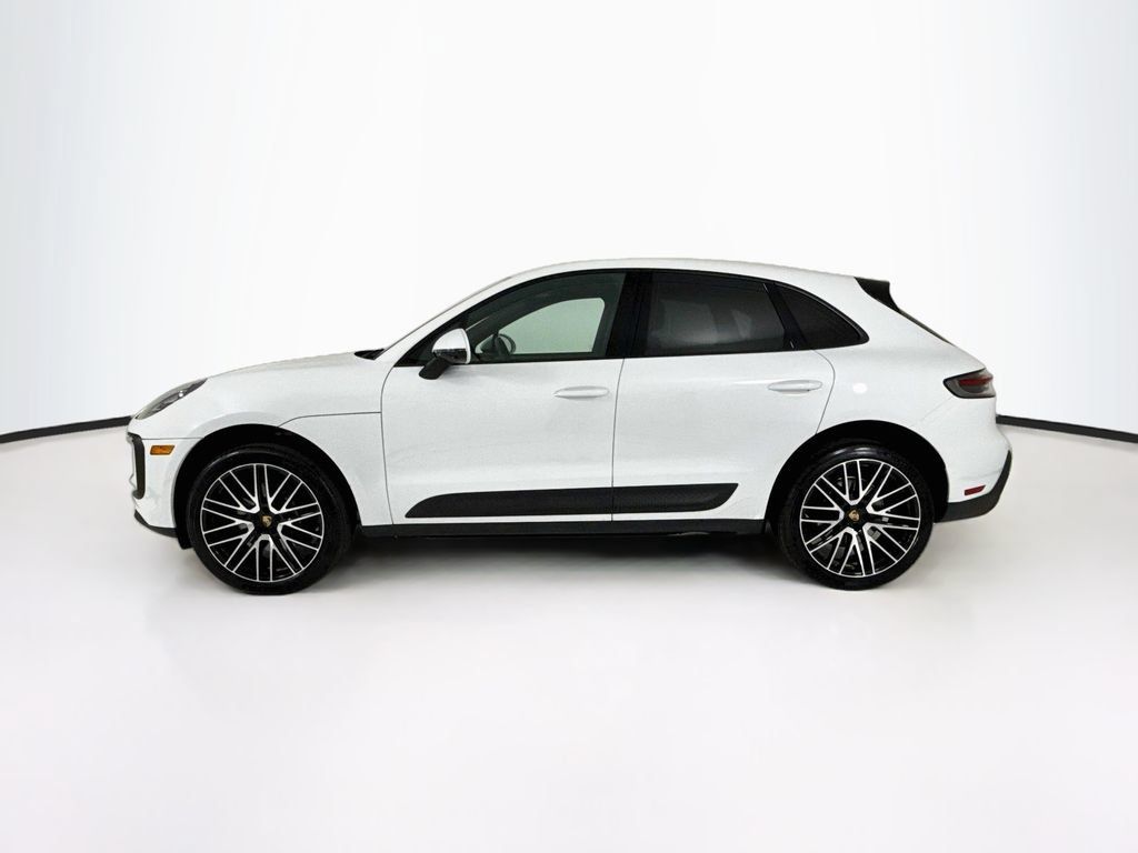 Certified 2025 Porsche Macan AWD/4WD image 2