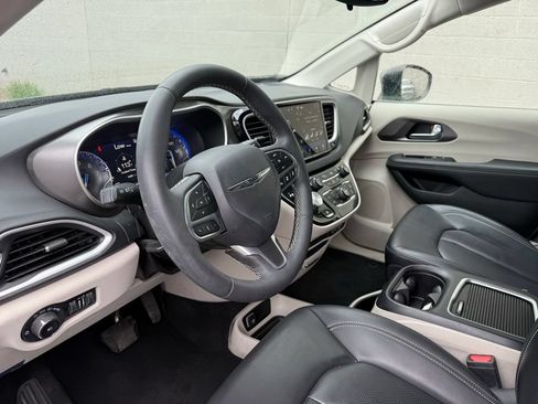 Used 2023 Chrysler Pacifica Touring-L FWD image 19