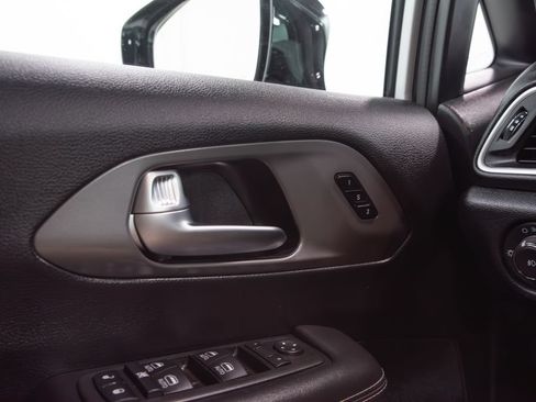 Used 2025 Chrysler Pacifica Select FWD image 34