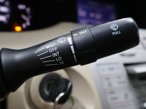 Used 2005 Toyota Avalon XLS image 33