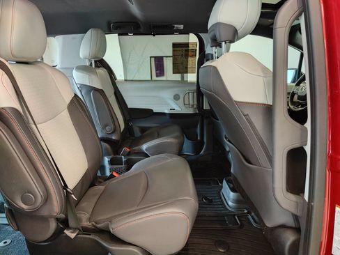 Used 2023 Toyota Sienna XSE AWD/4WD image 17