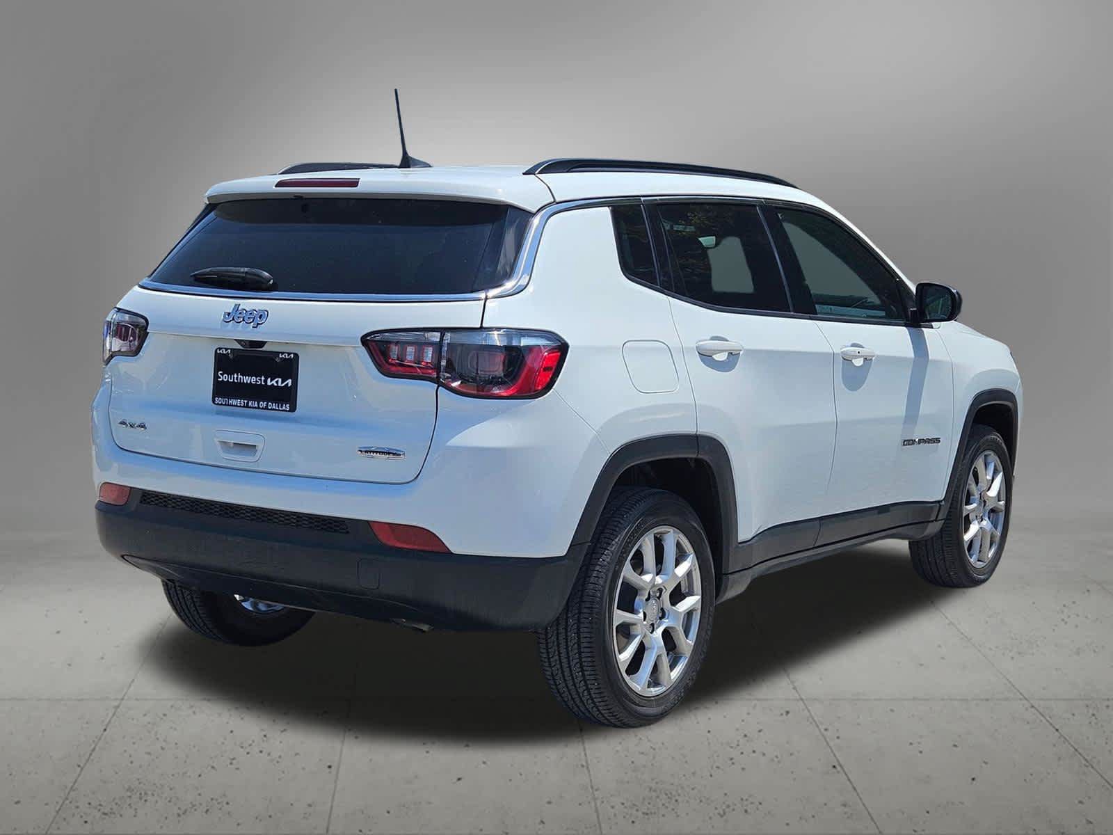 Used 2024 Jeep Compass Latitude AWD/4WD image 6