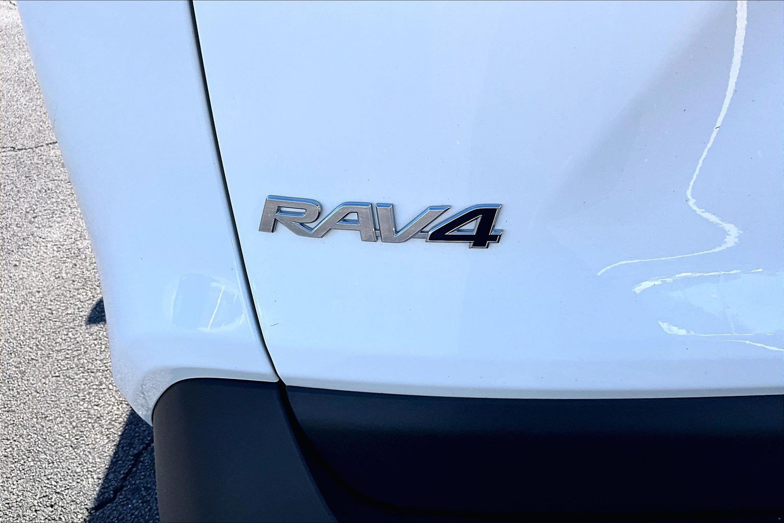 Used 2022 Toyota RAV4 LE w/ Carpet Mat Package (TMS) FWD image 31