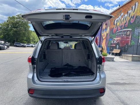 Used 2019 Toyota Highlander LE AWD/4WD image 13