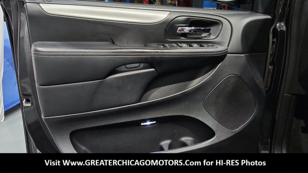 Used 2015 Dodge Grand Caravan SXT w/ Blacktop Package FWD image 33