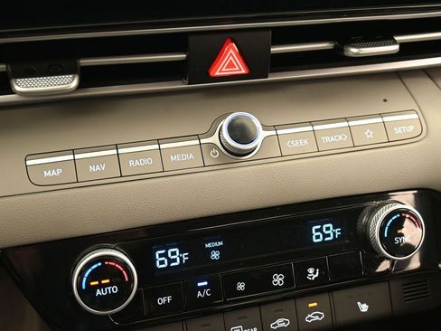 Used 2023 Hyundai Elantra SEL w/ Convenience Package image 24