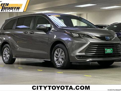 Certified 2024 Toyota Sienna LE image 1
