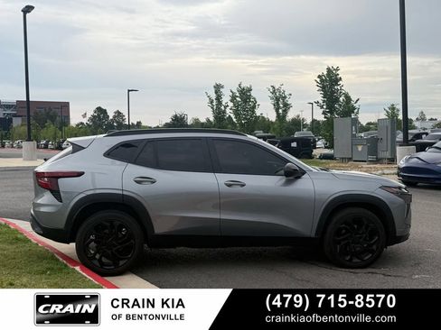 Used 2025 Chevrolet Trax RS w/ Sunroof Package FWD image 8