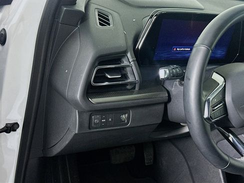 Used 2025 Chevrolet Traverse LT image 17