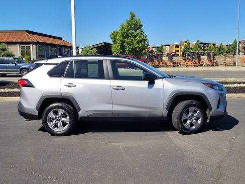 Certified 2022 Toyota RAV4 LE AWD/4WD image 5