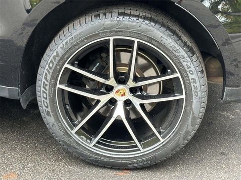 Used 2025 Porsche Macan image 8