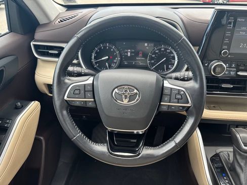 Used 2021 Toyota Highlander XLE AWD/4WD image 7
