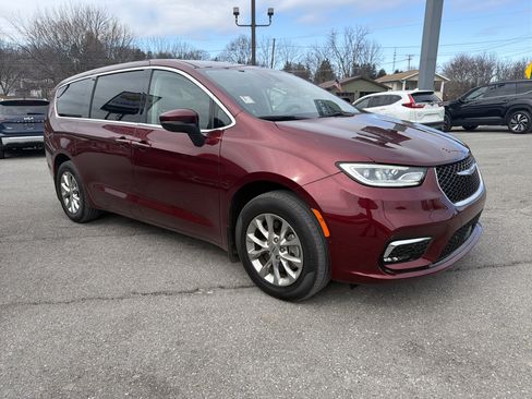 Used 2023 Chrysler Pacifica Touring-L image 1