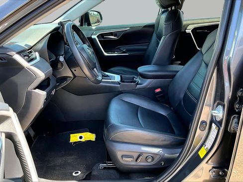 Used 2019 Toyota RAV4 XLE Premium FWD image 10