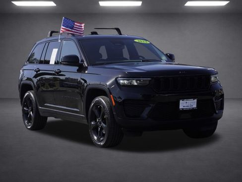 Used 2023 Jeep Grand Cherokee Altitude AWD/4WD image 2