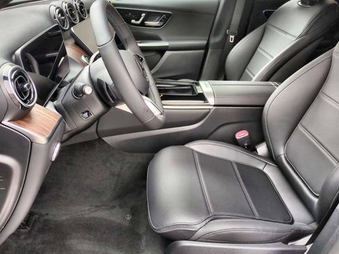 Used 2025 Mercedes-Benz GLC 300 4MATIC image 17