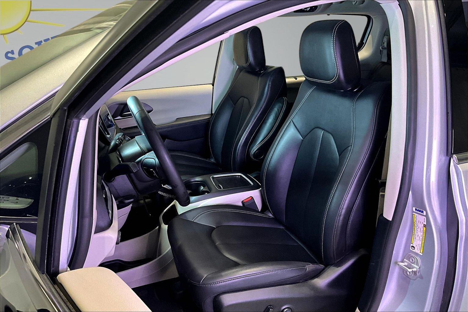 Used 2024 Chrysler Pacifica Touring-L FWD image 22