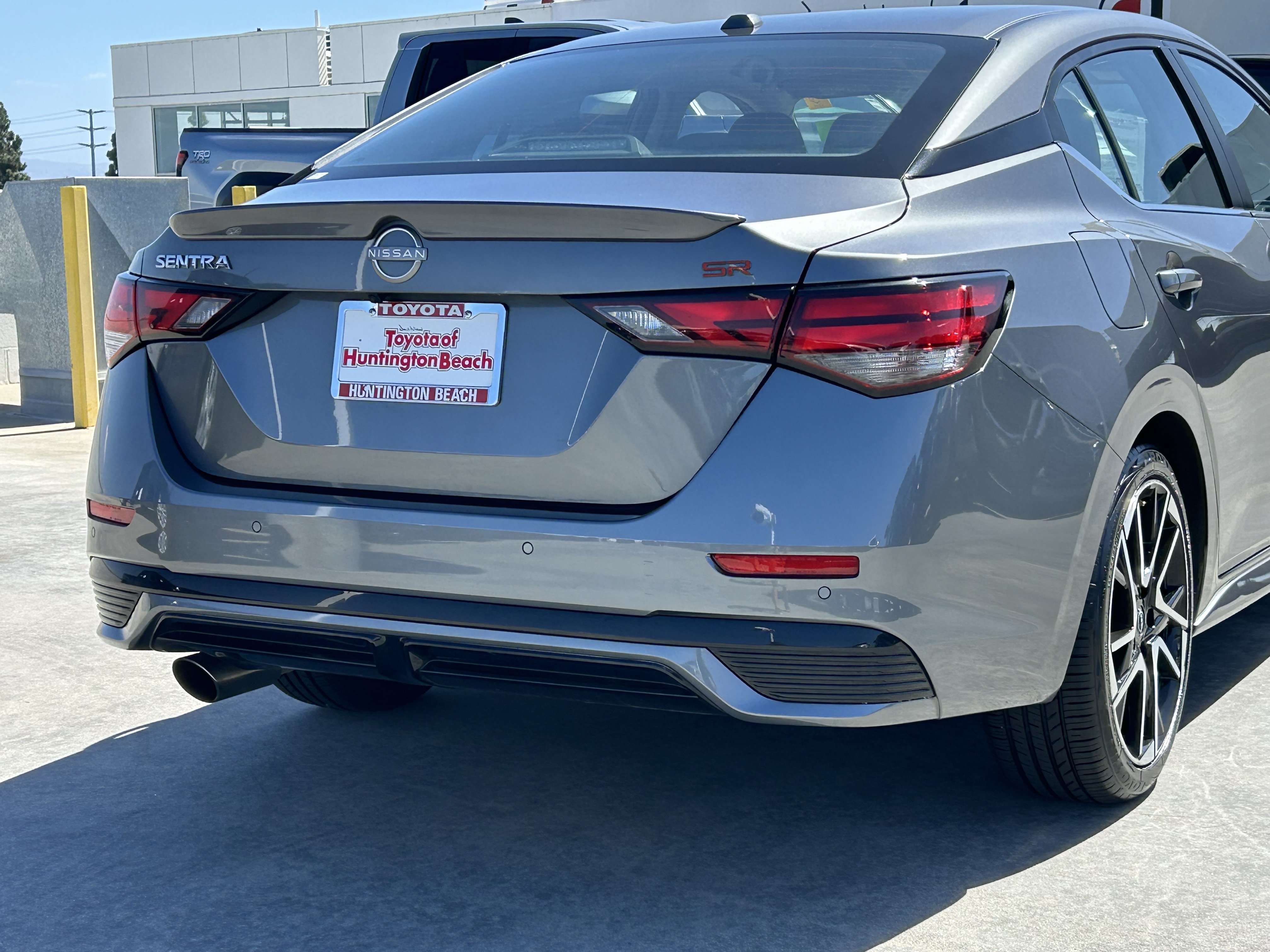 Used 2025 Nissan Sentra SR FWD image 4