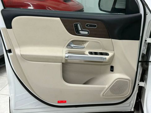 Used 2023 Mercedes-Benz GLB 250 w/ Premium Package image 15