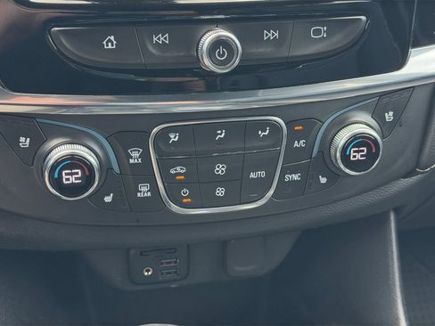 Used 2023 Chevrolet Traverse Premier FWD image 24