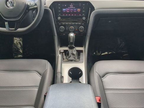 Certified 2022 Volkswagen Passat 2.0T SE FWD image 13