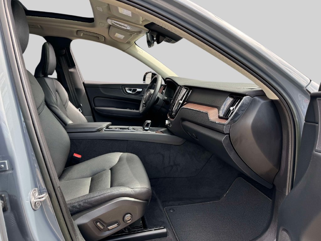 Used 2023 Volvo XC60 B5 Plus w/ Climate Package AWD/4WD image 11