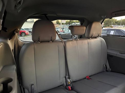 Used 2019 Toyota Sienna XLE FWD image 31
