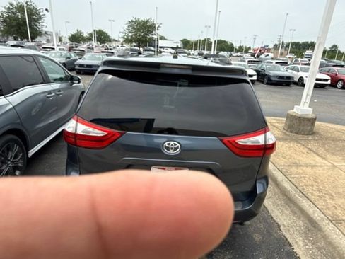 Used 2017 Toyota Sienna XLE Premium AWD/4WD image 5