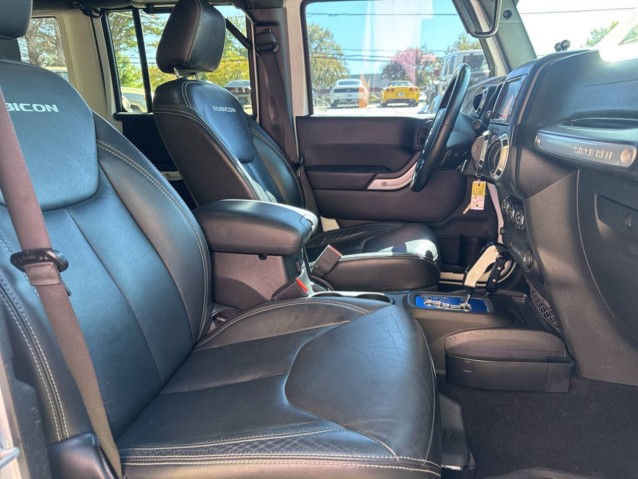 Used 2015 Jeep Wrangler Unlimited Rubicon w/ Connectivity Group AWD/4WD image 16