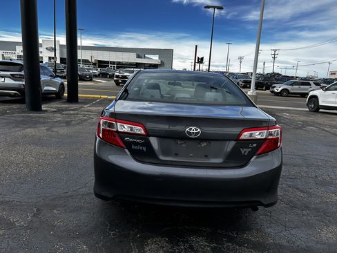Used 2014 Toyota Camry L image 4