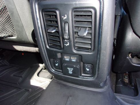 Used 2023 Jeep Grand Cherokee Laredo w/ Luxury Tech Group I AWD/4WD image 29