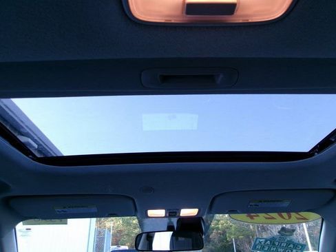 Used 2024 Hyundai Venue SEL FWD image 16