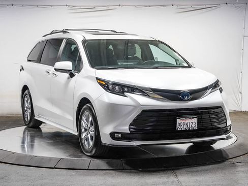 Certified 2025 Toyota Sienna XLE w/ XLE Plus Package AWD/4WD image 6