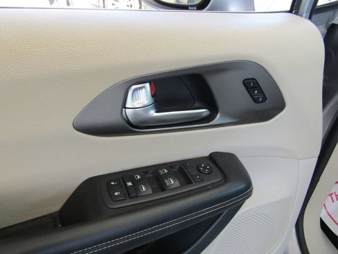 Used 2021 Chrysler Pacifica Touring-L FWD image 24