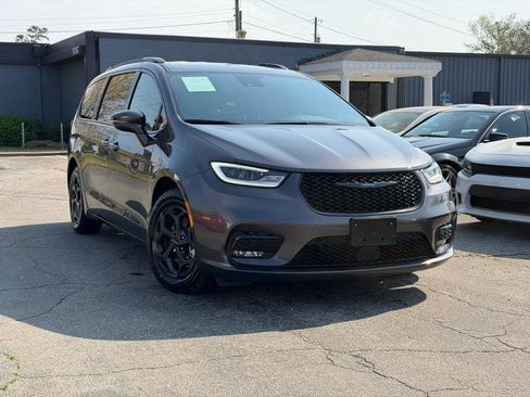 Used 2021 Chrysler Pacifica Touring w/ Uconnect Theater Family Group image 2