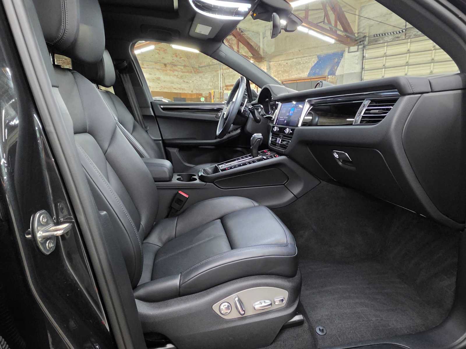 Used 2025 Porsche Macan AWD/4WD image 11