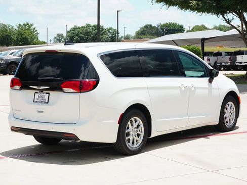 New 2025 Chrysler Voyager LX image 4