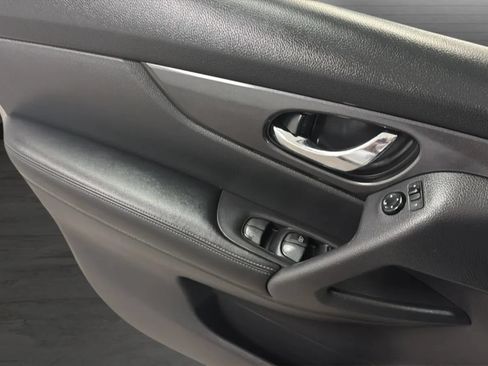 Used 2017 Nissan Rogue SV FWD image 17